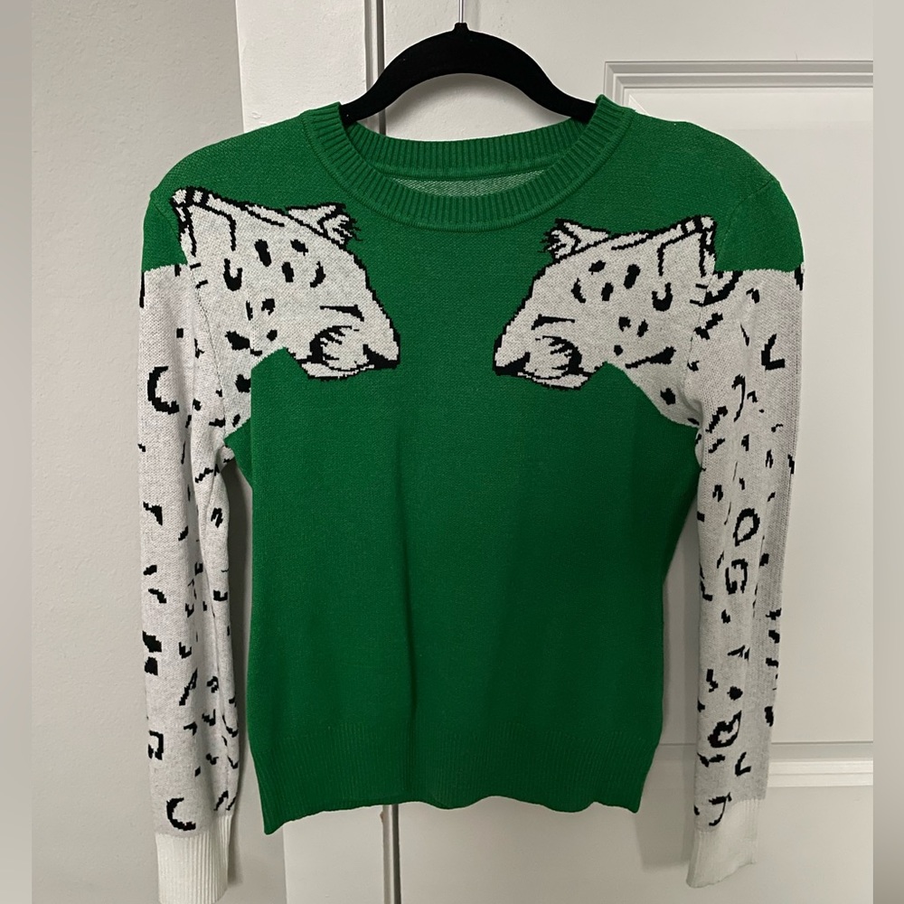 Stylish sweater with jaguar sleeve, never worn! small
